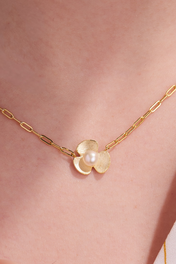 Broad Leaf Gold Necklace