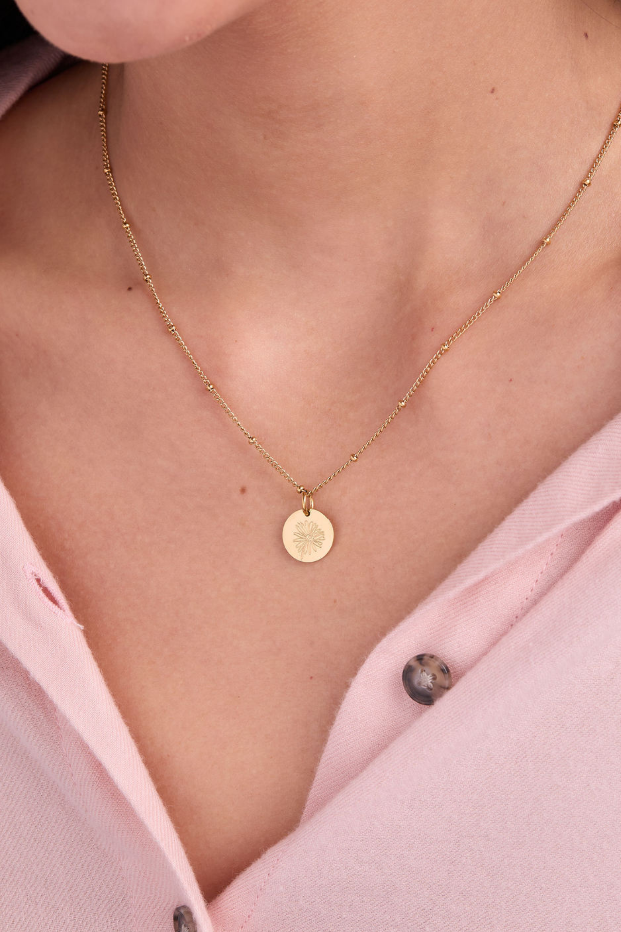 April Daisy Gold Birthflower Necklace