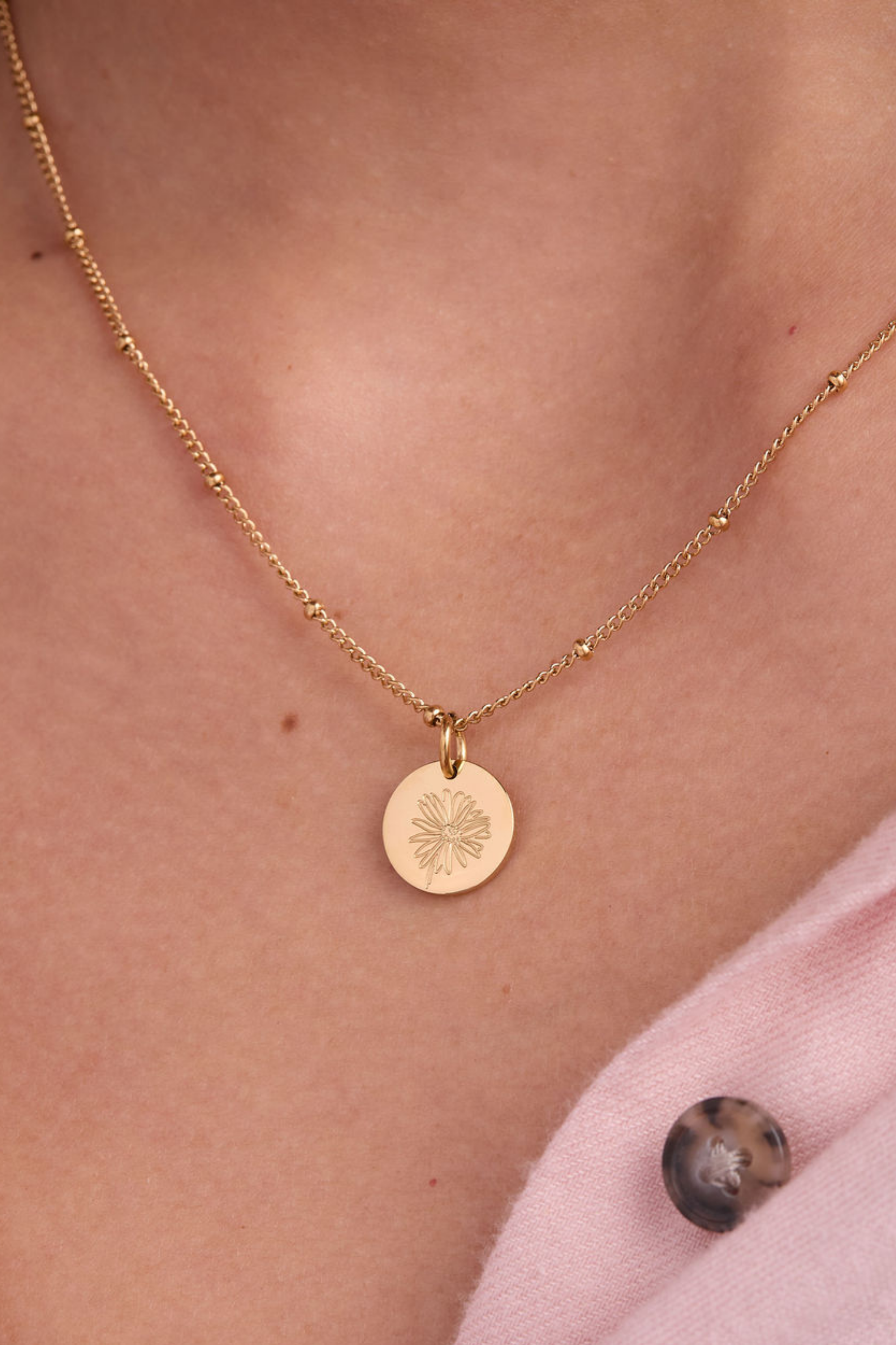 April Daisy Gold Birthflower Necklace