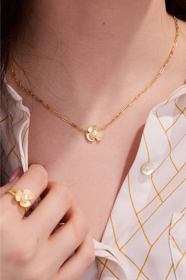 Broad Leaf Gold Necklace