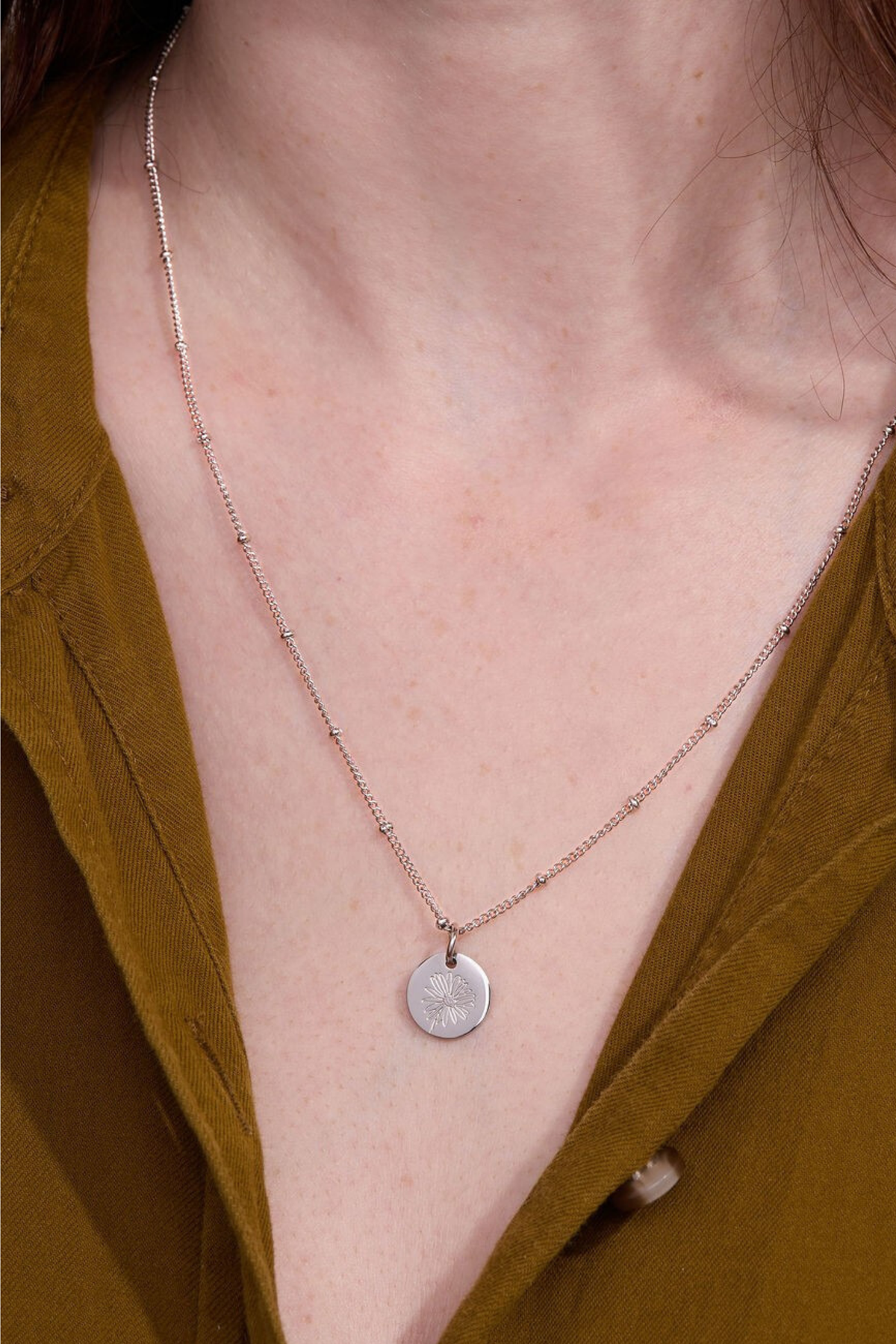 April Daisy Silver Birthflower Necklace
