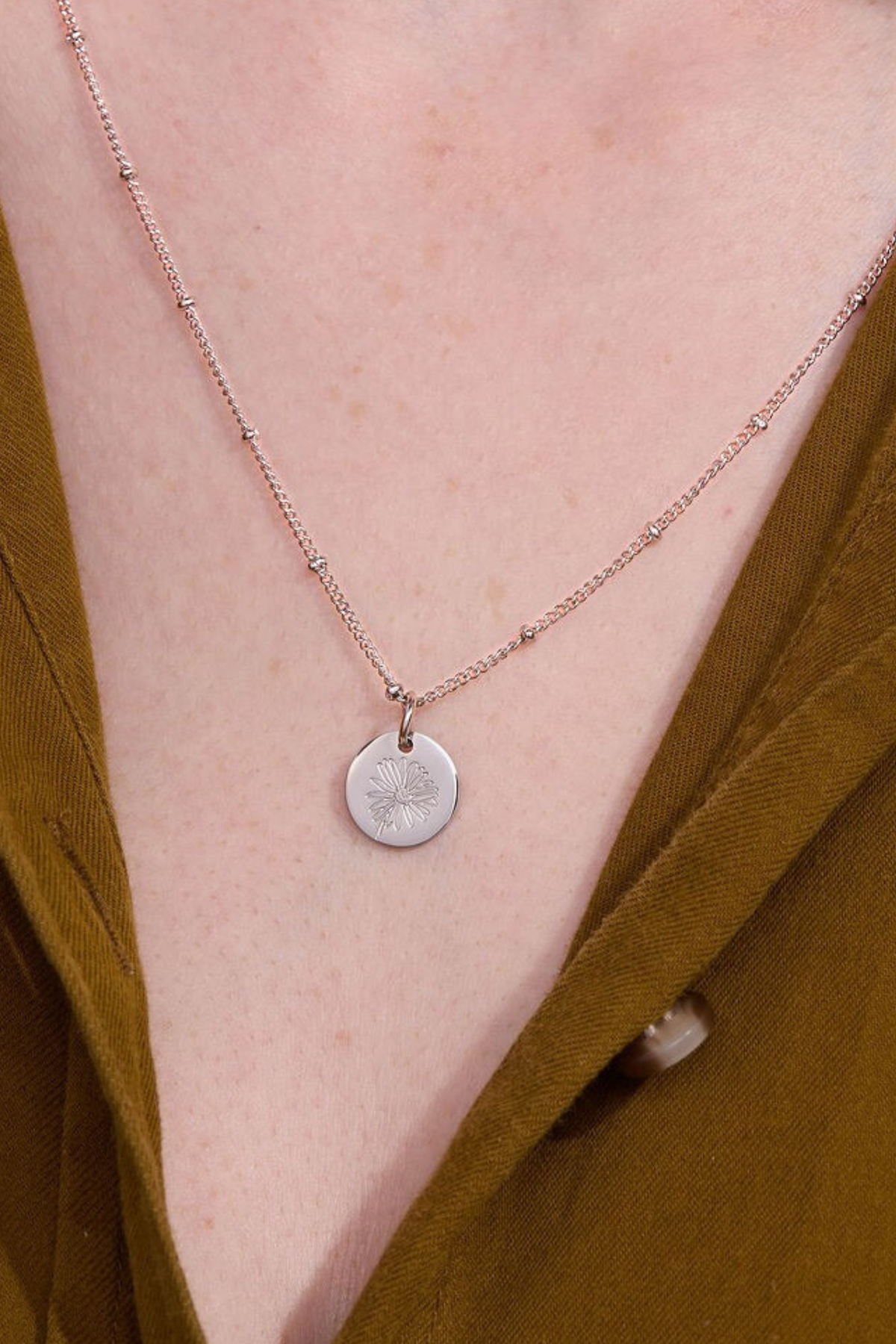 April Daisy Silver Birthflower Necklace